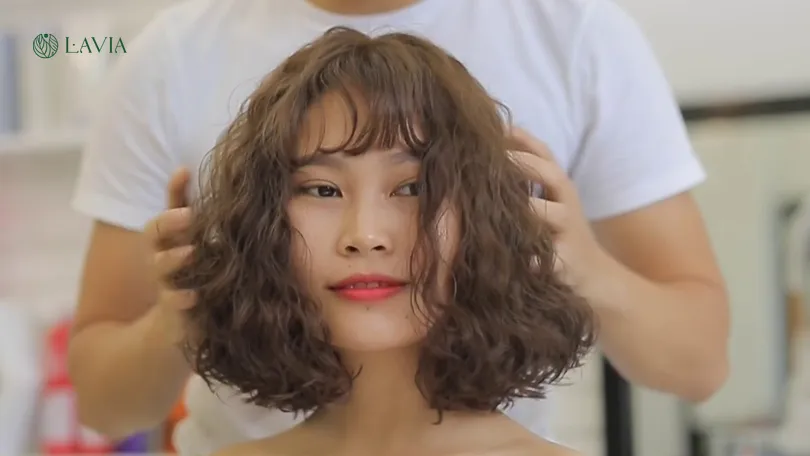 8. Xu hướng tóc xoăn mì tôm ngang vai trong những năm gần đây